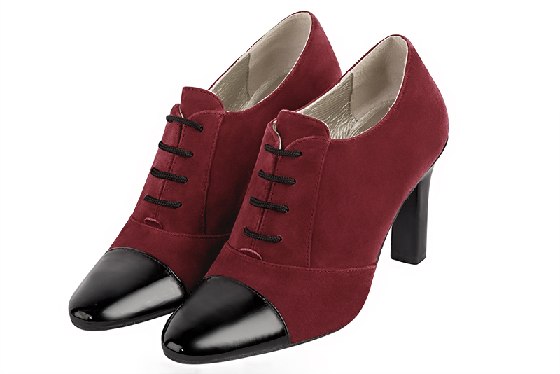 Gloss black and burgundy red women's essential lace-up shoes. Round toe. High kitten heels. Front view - Florence KOOIJMAN